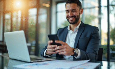 Homme souriant utilisant une application bancaire sur smartphone dans un bureau lumineux